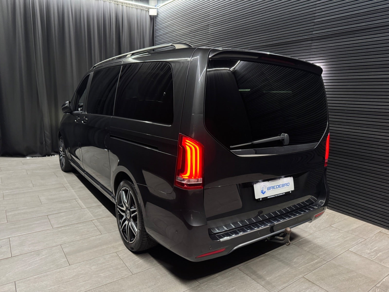 Grå Mercedes V300 d fra 2019