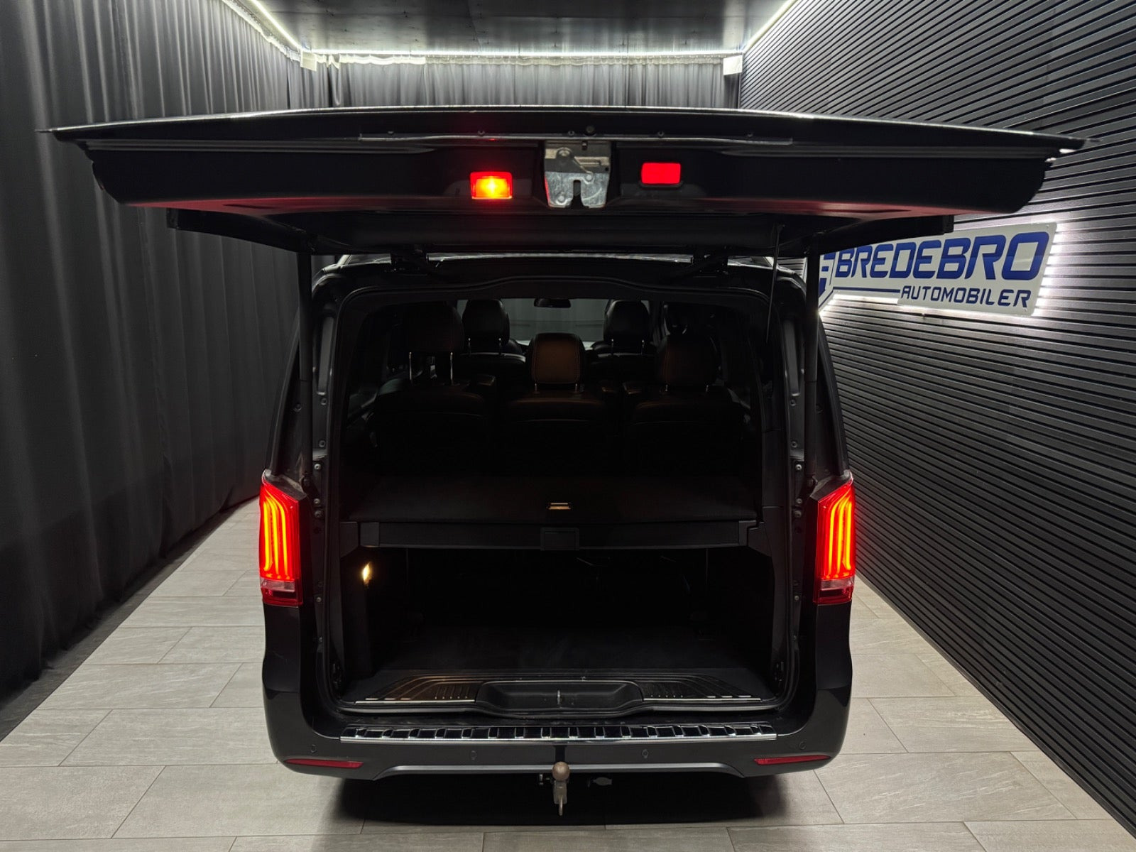 Grå Mercedes V300 d fra 2019