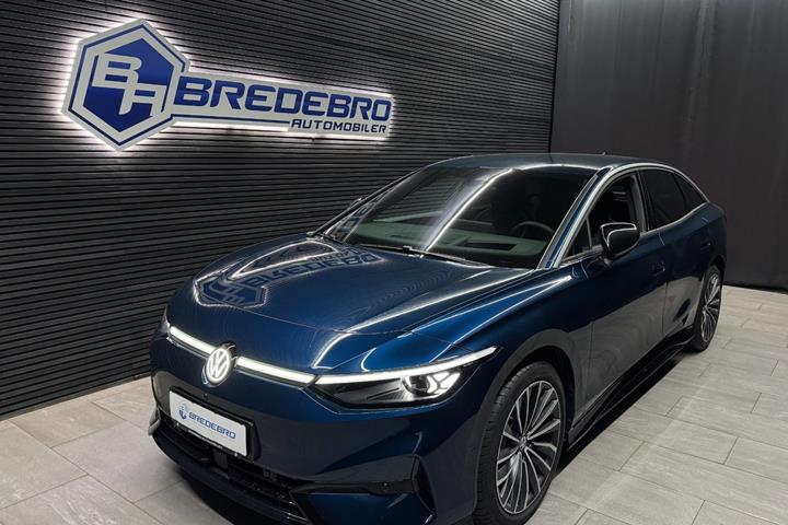 Blå VW ID.7 fra 2026 set udefra