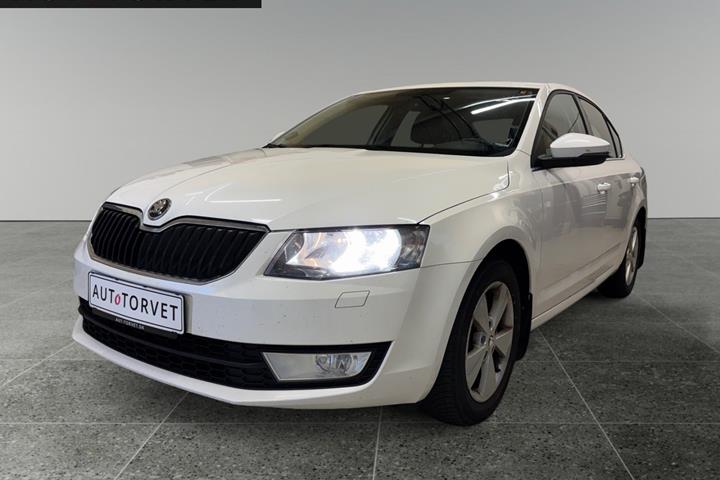 Hvid Skoda Octavia fra 2014 set udefra