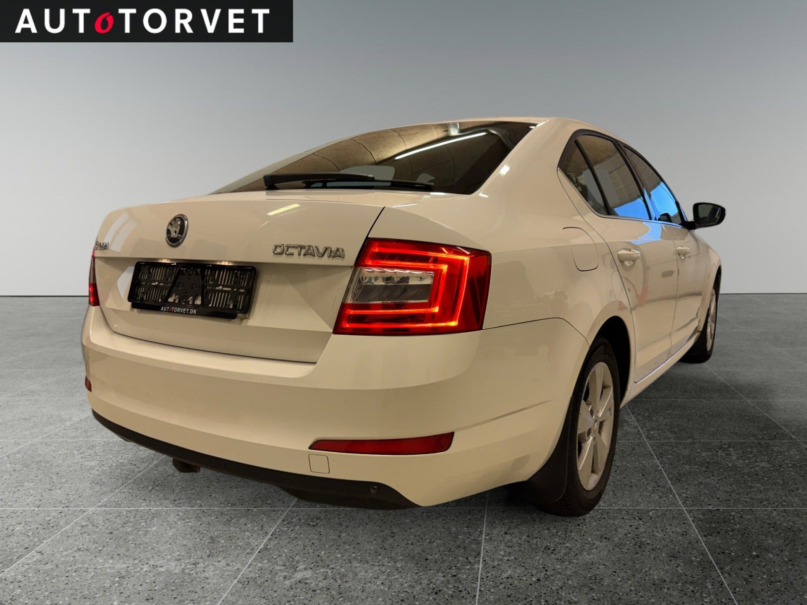 Hvid Skoda Octavia fra 2014