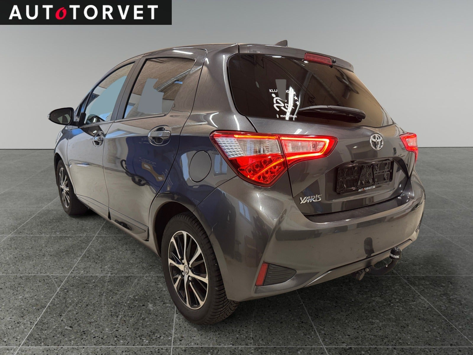 Grå Toyota Yaris fra 2019