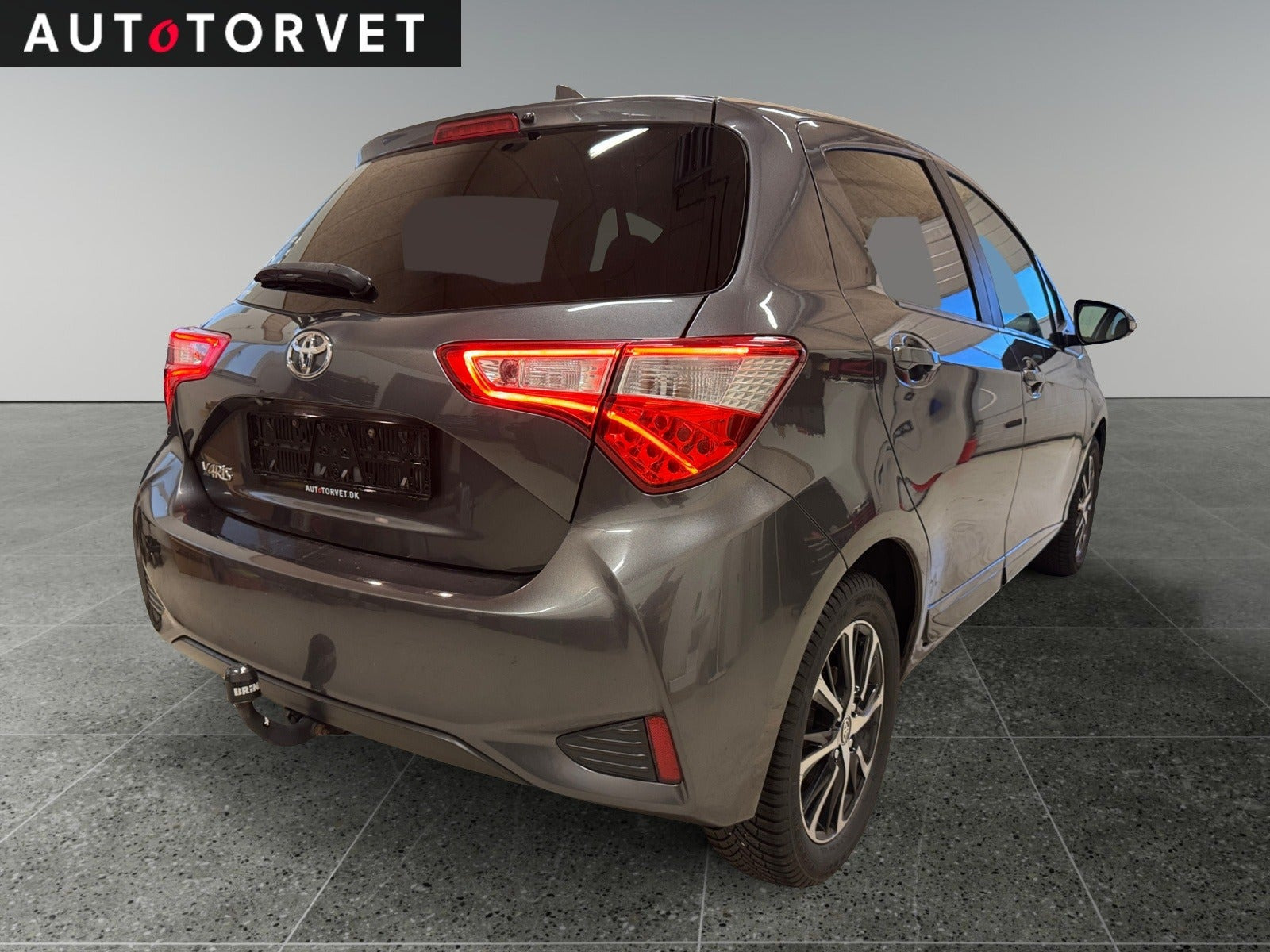 Grå Toyota Yaris fra 2019