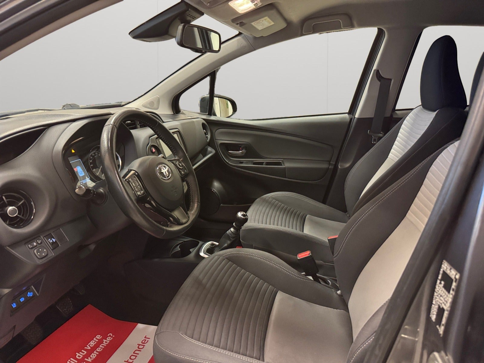 Grå Toyota Yaris fra 2019