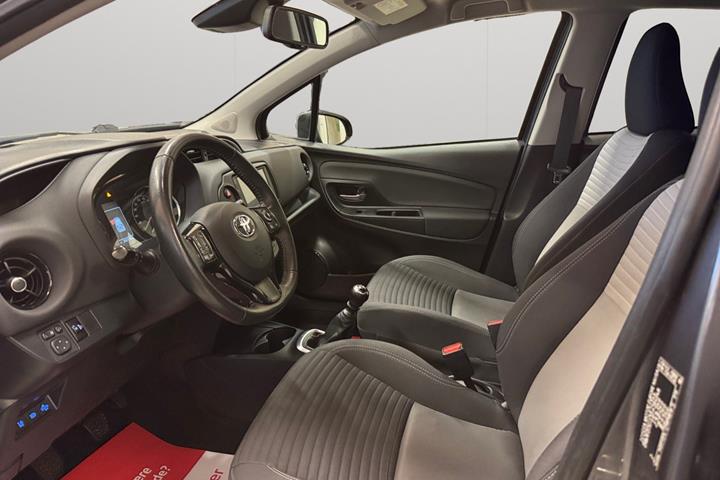 Grå Toyota Yaris fra 2019
