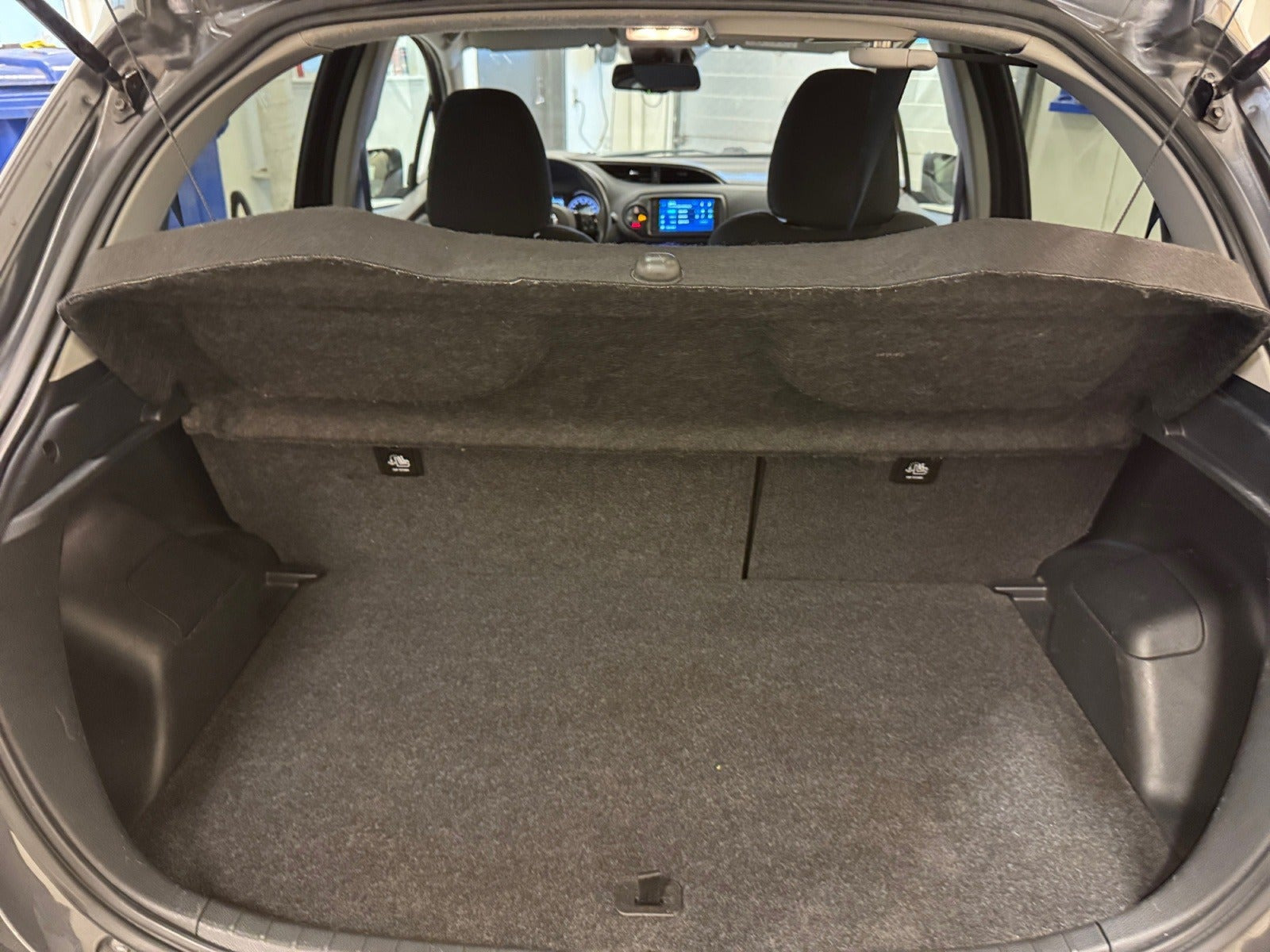 Grå Toyota Yaris fra 2019