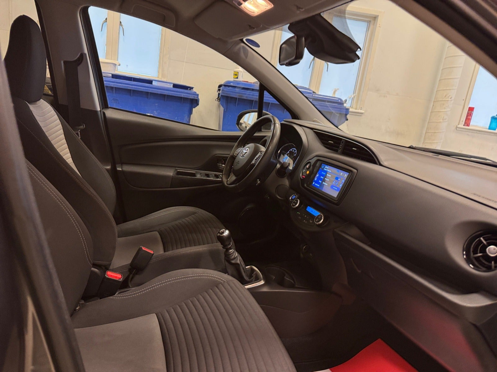 Grå Toyota Yaris fra 2019