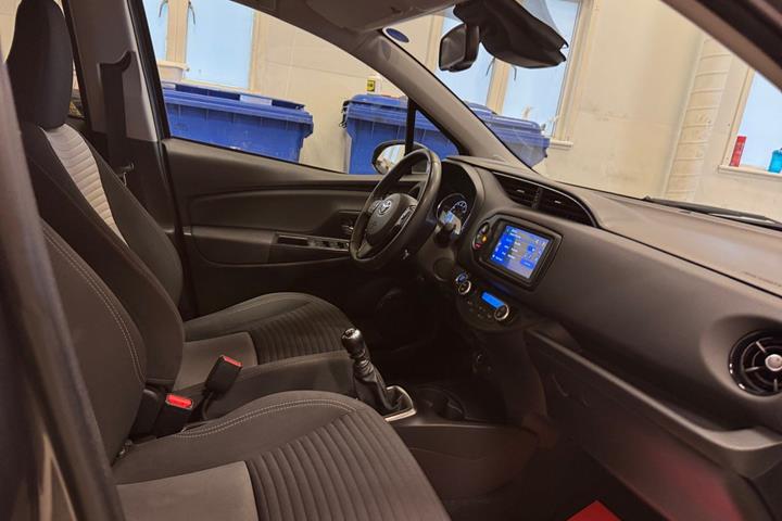 Grå Toyota Yaris fra 2019