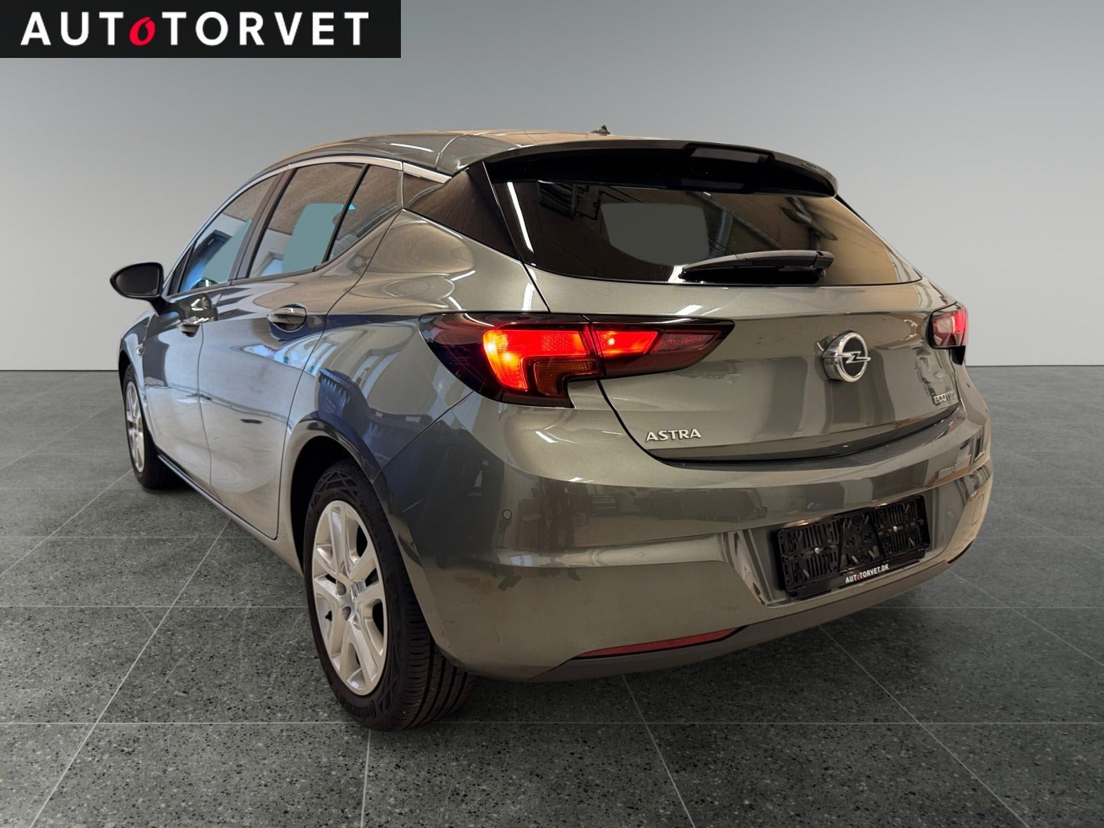 Grå Opel Astra fra 2019