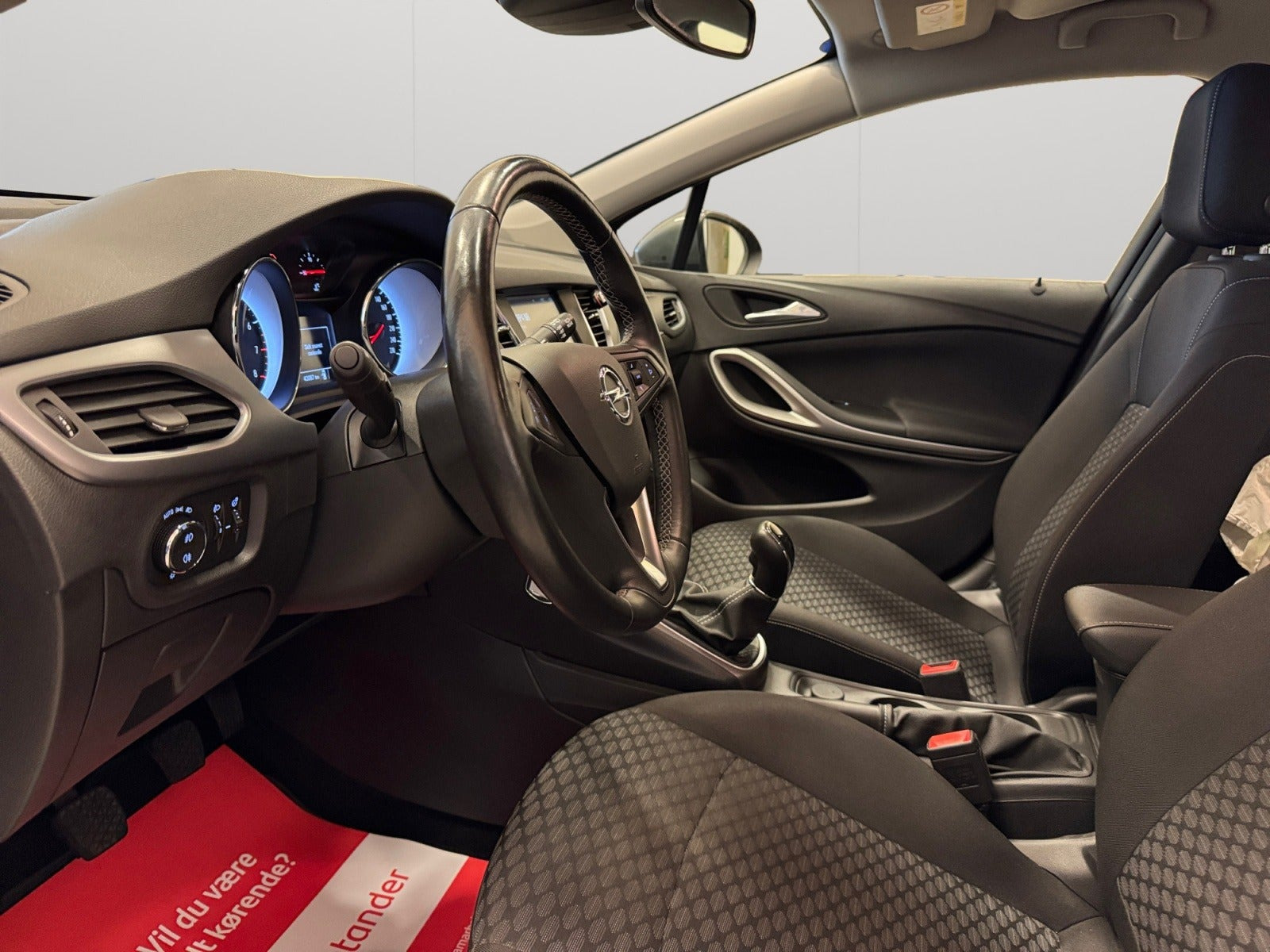 Grå Opel Astra fra 2019