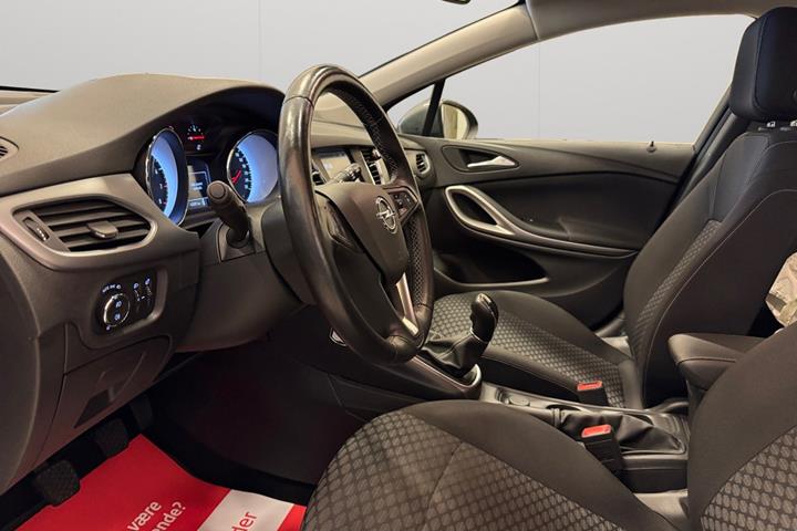 Grå Opel Astra fra 2019