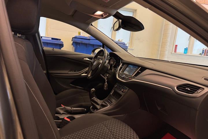 Grå Opel Astra fra 2019