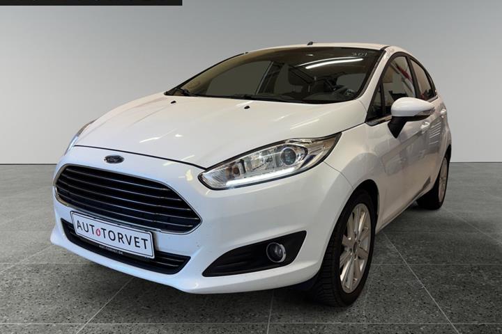 Hvid Ford Fiesta fra 2015 set udefra