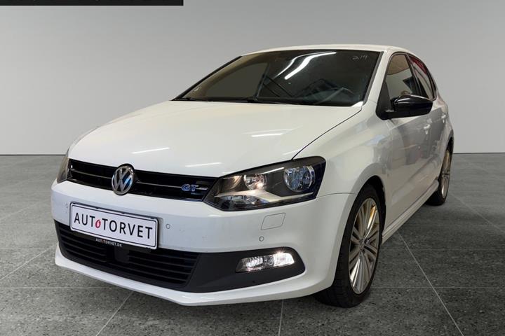 Hvid VW Polo fra 2015 set udefra