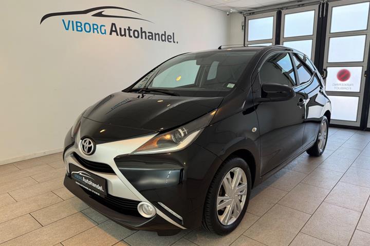 Sort Toyota Aygo fra 2015 set udefra