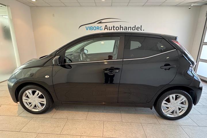Sort Toyota Aygo fra 2015