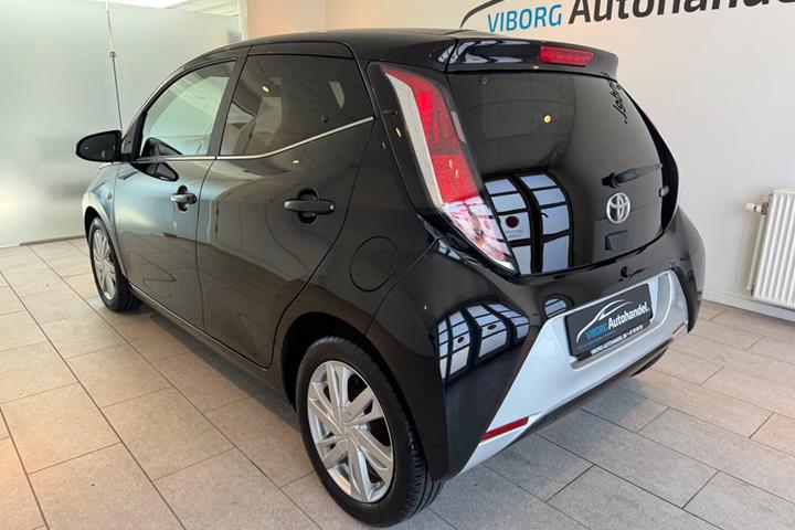 Sort Toyota Aygo fra 2015