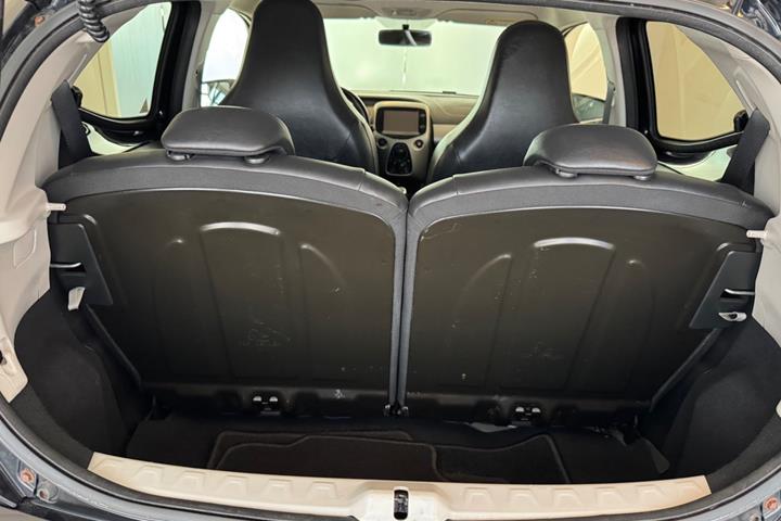 Sort Toyota Aygo fra 2015