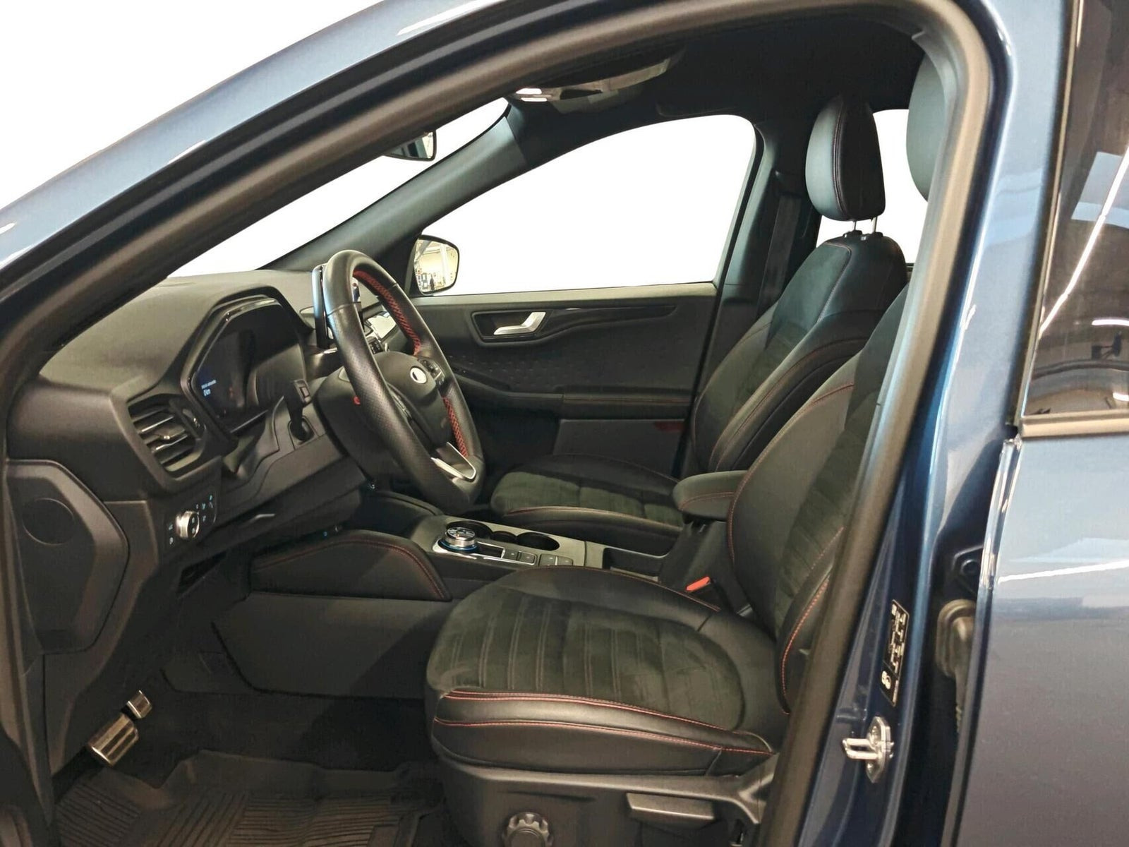 Blå Ford Kuga fra 2020