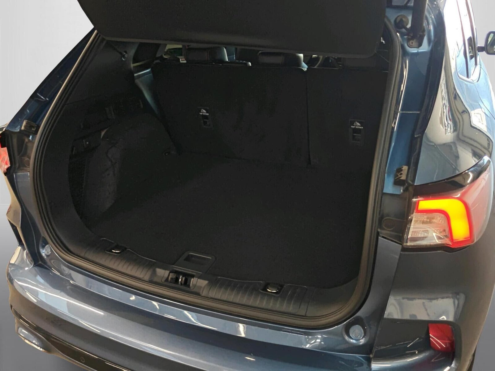 Blå Ford Kuga fra 2020