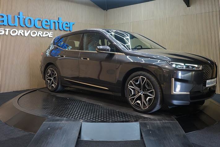 Sort BMW iX fra 2022 set udefra