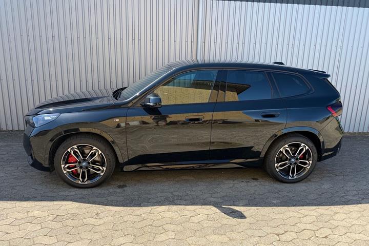 Sort BMW iX1 fra 2025