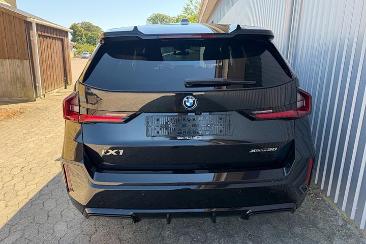 Sort BMW iX1 fra 2025