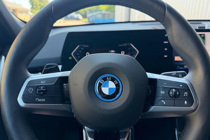 Sort BMW iX1 fra 2025
