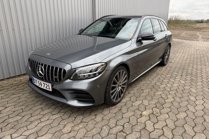 Grå Mercedes C300 de fra 2020 set udefra