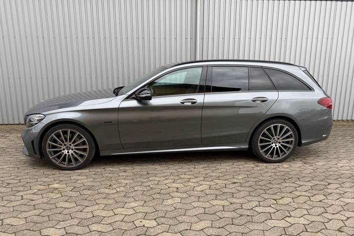 Grå Mercedes C300 de fra 2020