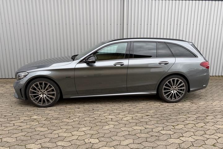 Grå Mercedes C300 de fra 2020