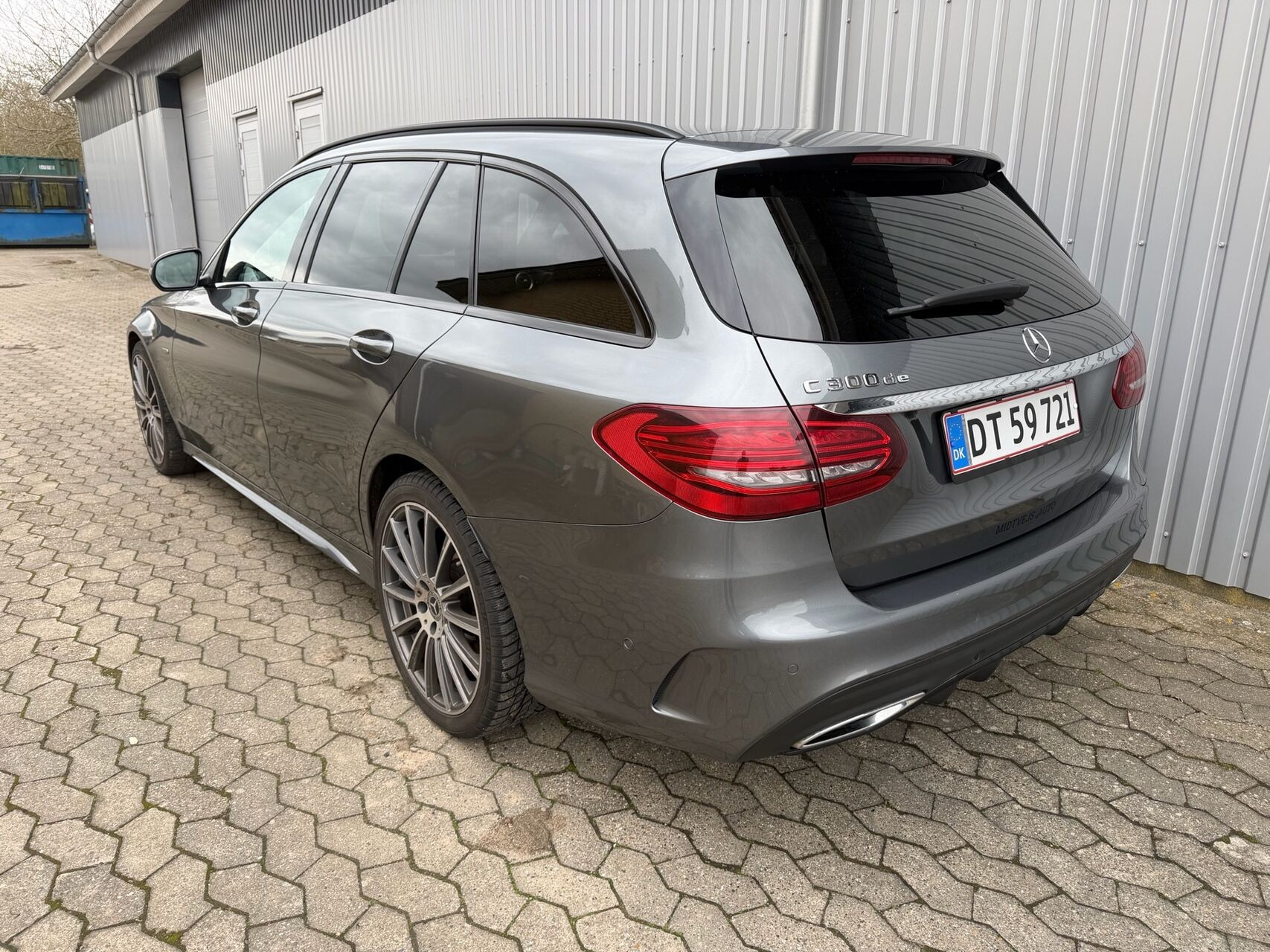 Grå Mercedes C300 de fra 2020