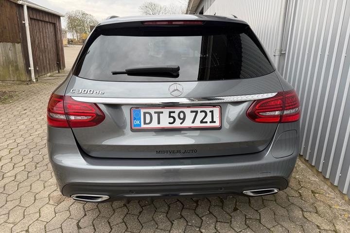 Grå Mercedes C300 de fra 2020