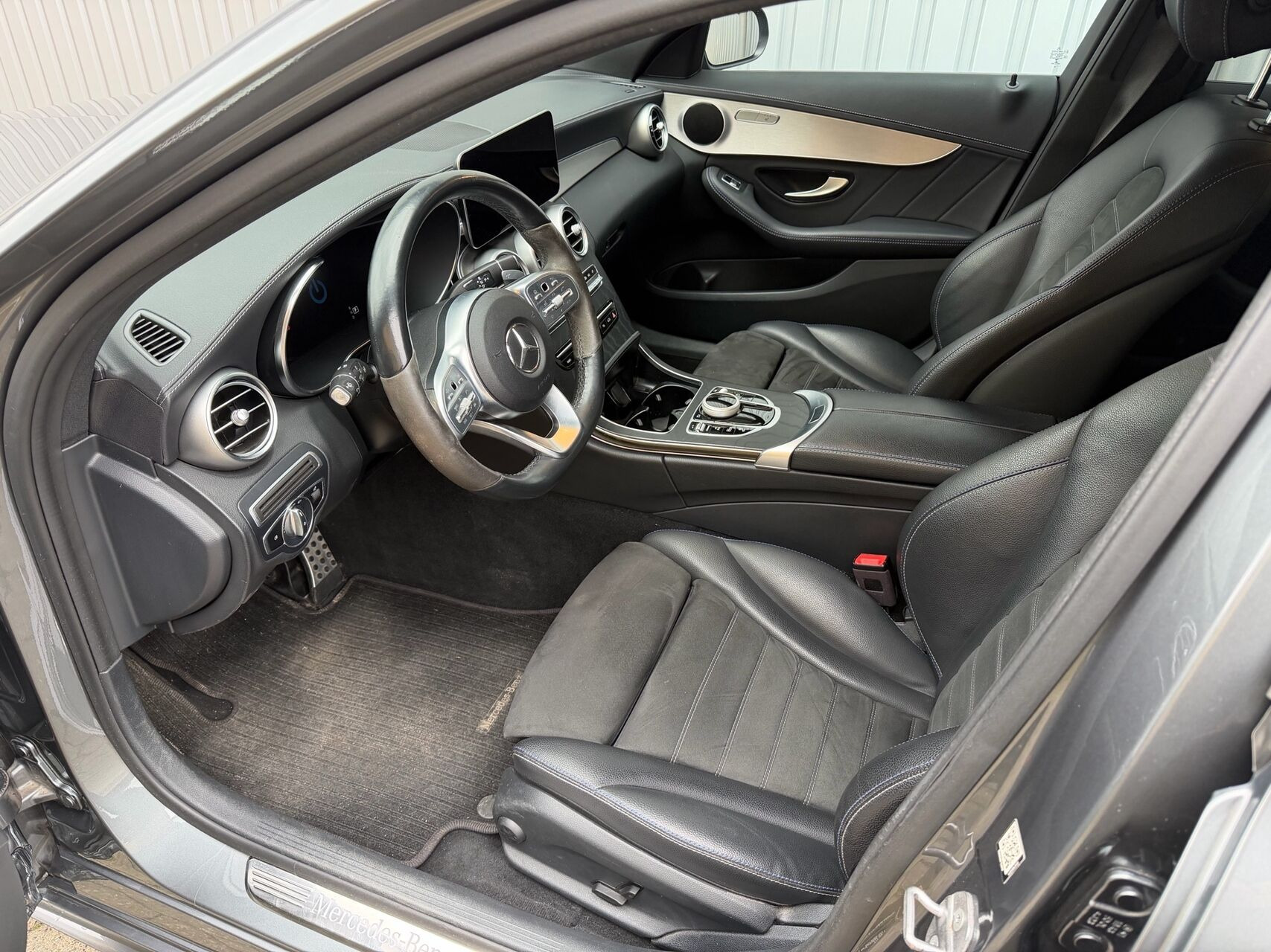 Grå Mercedes C300 de fra 2020