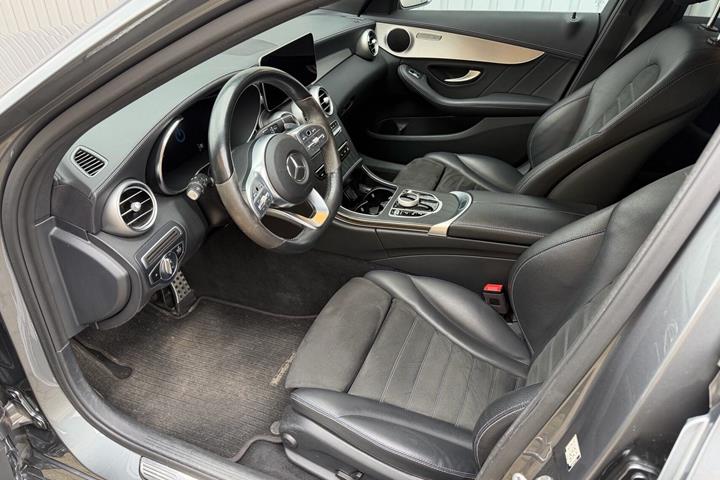 Grå Mercedes C300 de fra 2020