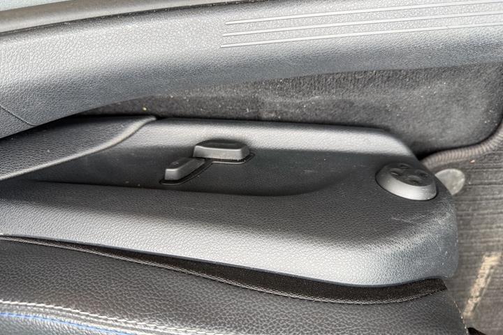 Grå Mercedes C300 de fra 2020