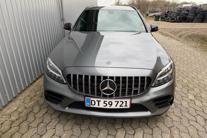 Grå Mercedes C300 de fra 2020