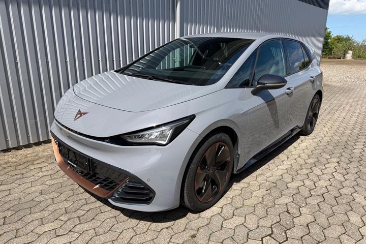 Grå Cupra Born fra 2024 set udefra