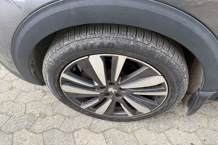 Grå Peugeot 3008 fra 2019
