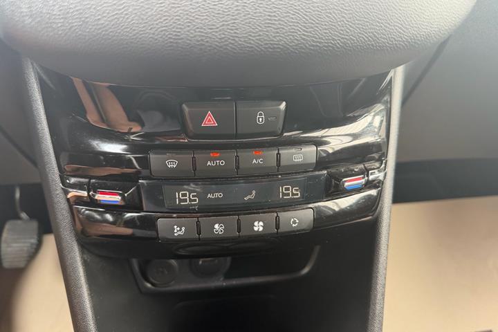 Sort Peugeot 208 fra 2018