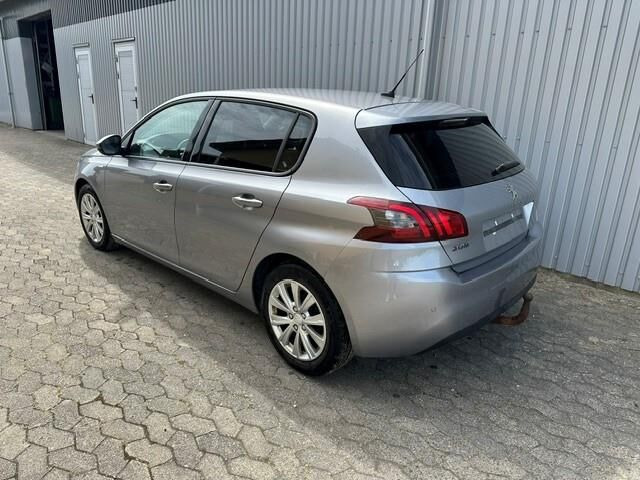 Grå Peugeot 308 fra 2019