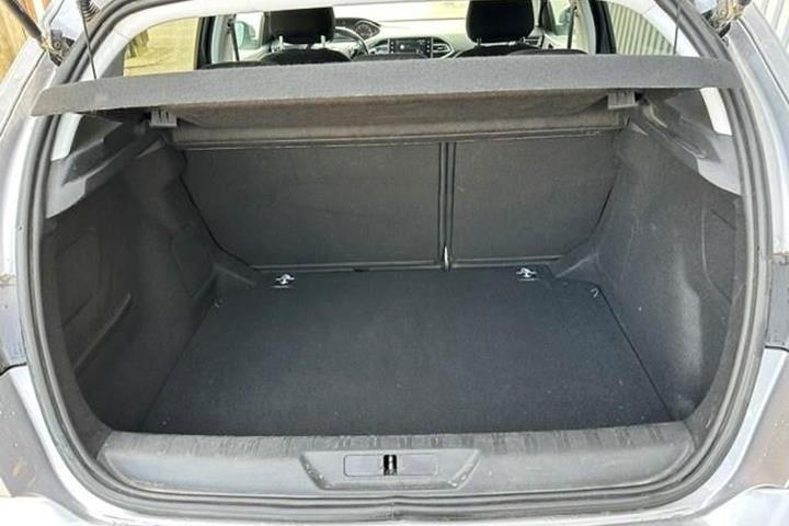 Grå Peugeot 308 fra 2019