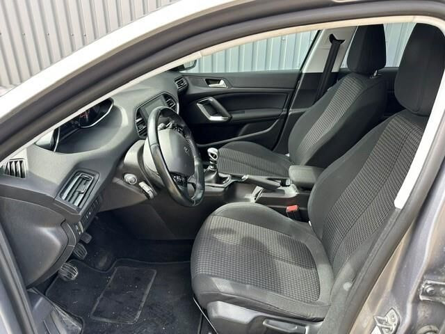 Grå Peugeot 308 fra 2019