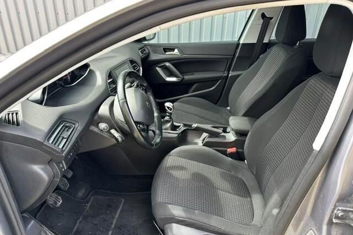 Grå Peugeot 308 fra 2019