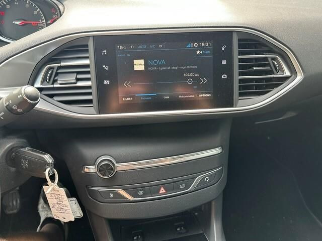 Grå Peugeot 308 fra 2019