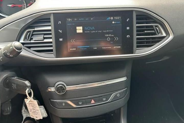 Grå Peugeot 308 fra 2019