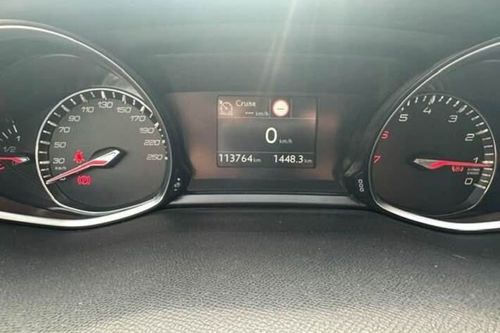 Grå Peugeot 308 fra 2019