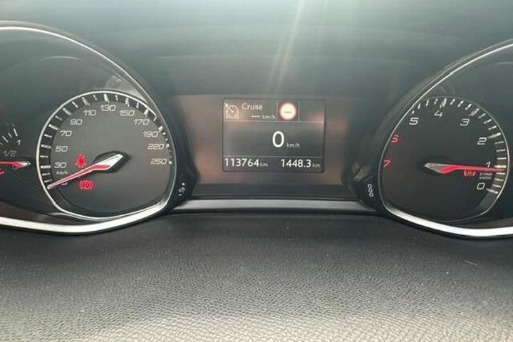 Grå Peugeot 308 fra 2019