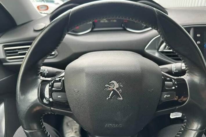 Grå Peugeot 308 fra 2014