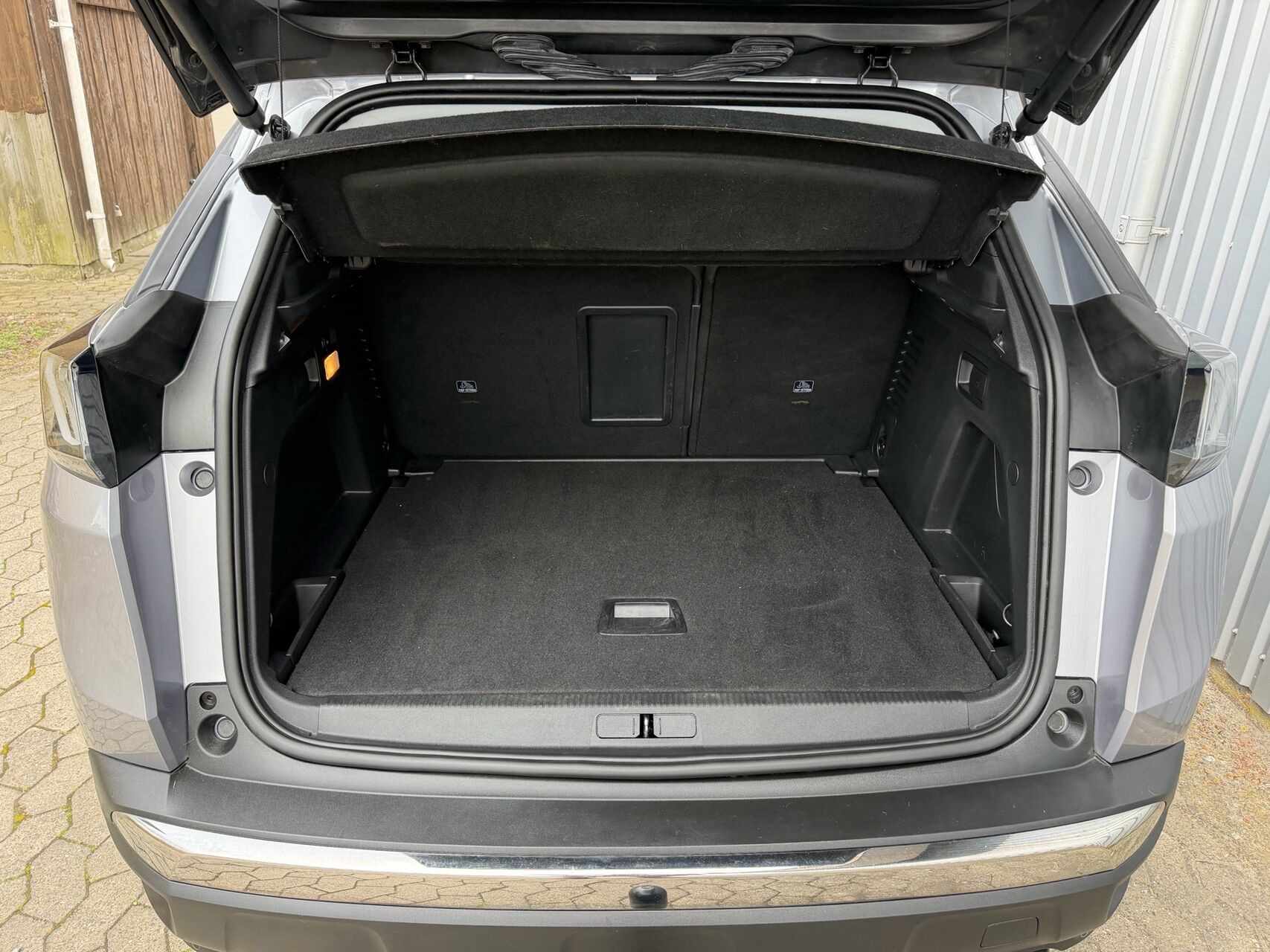 Grå Peugeot 3008 fra 2021